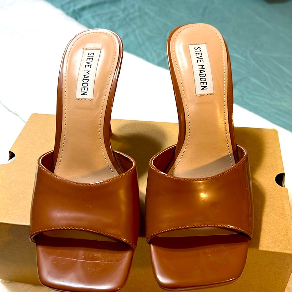 Size 9 Steve Madden Signal Camel patent leather slip on heel sandals 👡